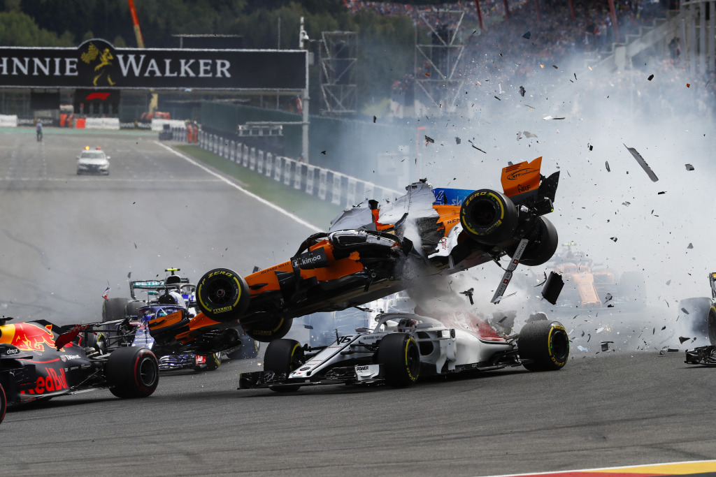 Fernando Alonso crashes out of the 2018 Belgian F1 Grand Prix