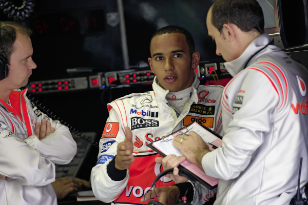 Lewis Hamilton speaking to his engineers