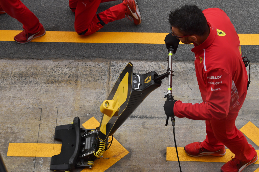 A front jack during an F1 pit stop