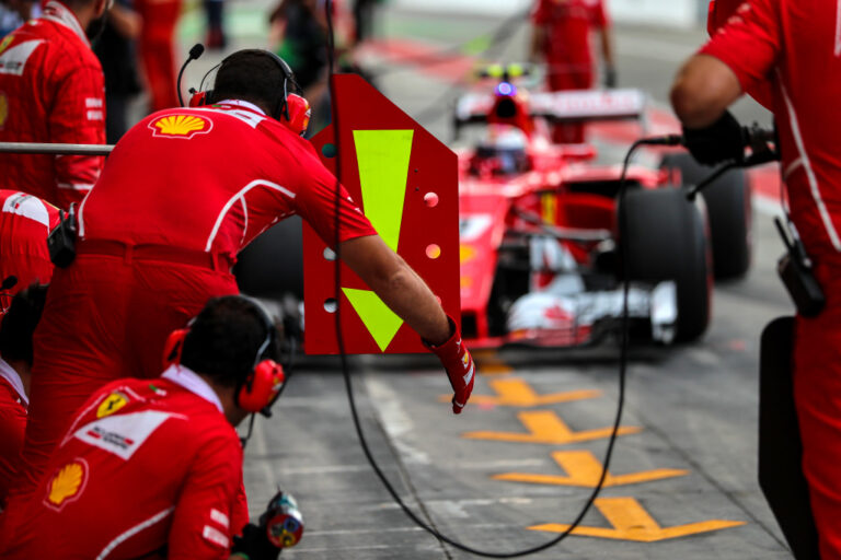 F1 pit crew what each member does during a Formula 1 pit stop